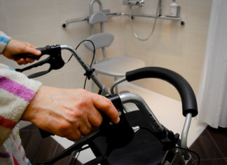 Barrierefreie Dusche: Mit Blick auf den demografischen Wandel fordert die IG BAU mehr Anstrengungen beim Bau von altersgerechten Seniorenwohnungen. Foto: IG BAU