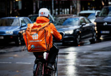 Strampeln für einen Hungerlohn bei Wind und Wetter: Fahrrad-Kuriere bei Lieferando arbeiten zu niedrigen Löhnen und unter hoher Belastung, kritisiert die Gewerkschaft NGG. Foto: NGG