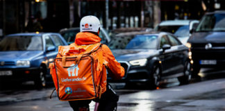 Strampeln für einen Hungerlohn bei Wind und Wetter: Fahrrad-Kuriere bei Lieferando arbeiten zu niedrigen Löhnen und unter hoher Belastung, kritisiert die Gewerkschaft NGG. Foto: NGG