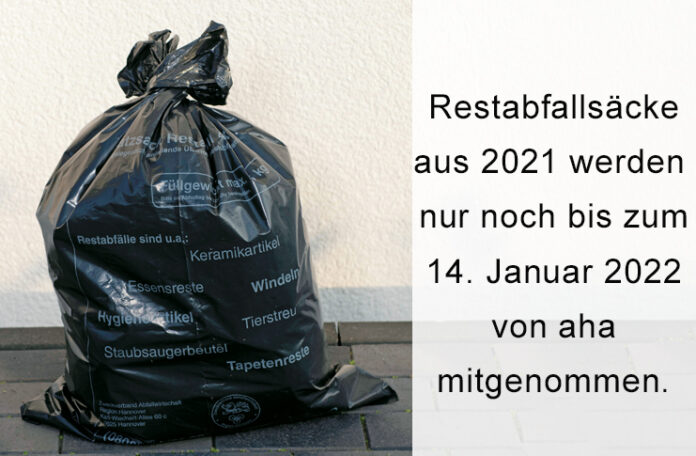 Restabfallsäcke aus 2021 werden nur noch kurze Zeit von aha mitgenommen. Die neuen Restabfallsäcke für 2022 sind bereits im Handel erhältlich. Foto: aha