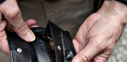 Aufstocker: Trotz Job haben rund 17.000 Menschen zu wenig Geld im Portemonnaie und müssen mit Hartz IV aufstocken. Foto: NGG