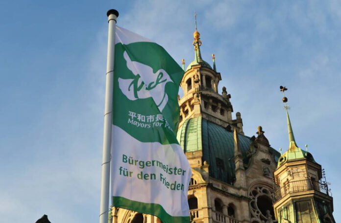 Mayors for Peace Flagge weht vor Rathaus. Die Landeshauptstadt Hannover ist eine der Vizepräsident- und Exekutivstädte des Bündnisses und Lead City für Deutschland. Foto: LHH