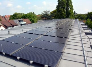 Klimaschutz in eigener Sache. Auf dem Dach des Gesundheitsamtes der Region sorgt eine Photovoltaikanlage für die Stromversorgung. Foto: M. Glombik / Region Hannover