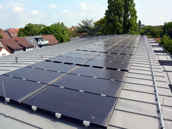 Klimaschutz in eigener Sache. Auf dem Dach des Gesundheitsamtes der Region sorgt eine Photovoltaikanlage für die Stromversorgung. Foto: M. Glombik / Region Hannover