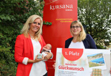 Lohn für kreative Idee mit bemaltem Babybauch: Kursana-Direktorin Isabel Breuherr überreicht Mitarbeiterin Annika Knust einen überdimensionalen Reisegutschein für den ersten Platz im bundesweiten Foto-Wettbewerb. Quelle: Kursana-Pressefotos