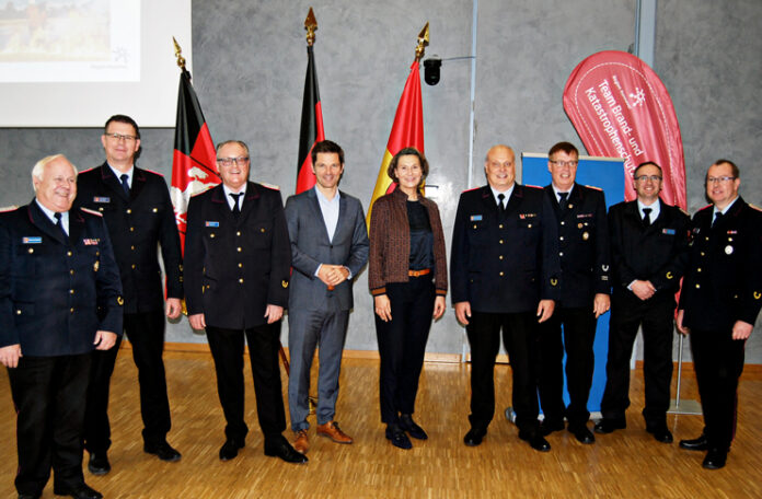 Regionsfeuerwehrführung mit Regionspräsident Steffen Krach und Regionsdezernentin Christine Karasch (Mitte – von links nach rechts Brandschutzabschnittsleiter II Eberhard Schmidt, BAL I Lars-Robert Schwieger, Regionsbrandmeister Karl-Heinz Mensing, BAL V Volker Kluth, Schriftführer Kai Krömer, BAL III Benjamin Moß und BAL IV Tobias Jacob)