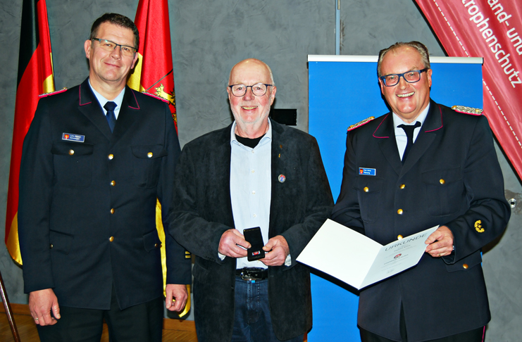 Das Silberne Ehrenkreuz des Deutschen Feuerwehrverbandes erhielt Ortsbrandmeister Dr. Maik Plischke aus der Wedemark.