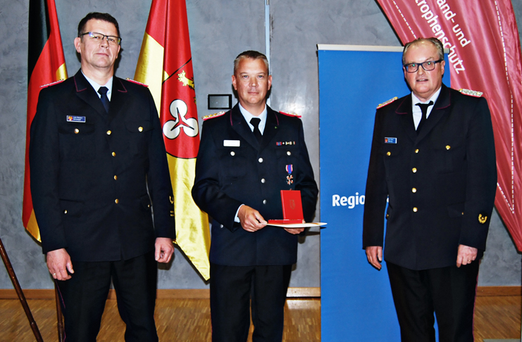 Das Silberne Ehrenkreuz des Deutschen Feuerwehrverbandes erhielt Ortsbrandmeister Dr. Maik Plischke aus der Wedemark.