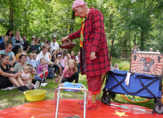 Clown Bernie war der Star beim Kinderfest im Wisentgehege. Foto: Wisentgehege Springe