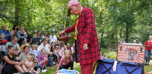 Clown Bernie war der Star beim Kinderfest im Wisentgehege. Foto: Wisentgehege Springe