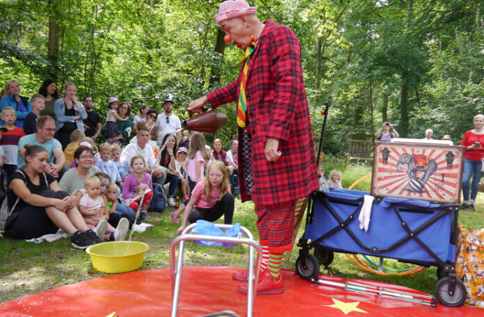 Clown Bernie war der Star beim Kinderfest im Wisentgehege. Foto: Wisentgehege Springe